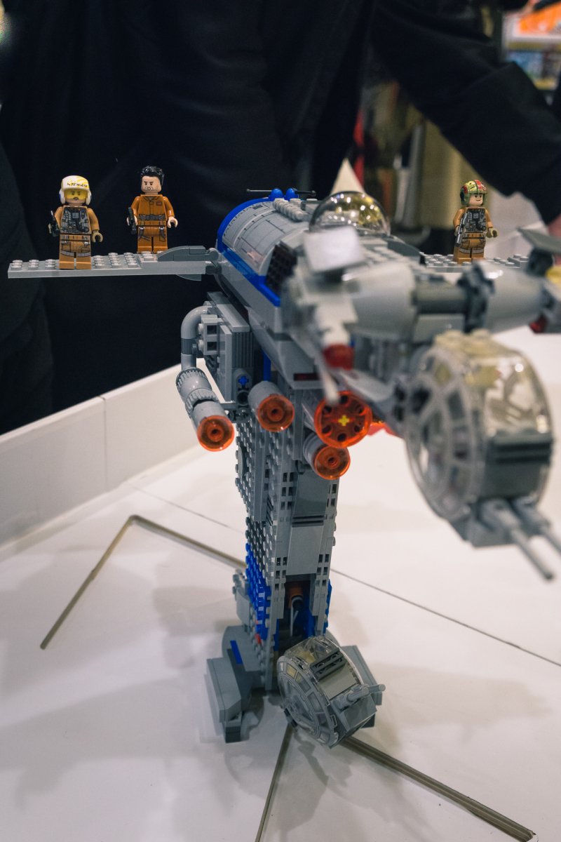 Игры по Звездным Войнам: LEGO представила в Москве наборы по фильму «Звёздные войны: Последние джедаи»